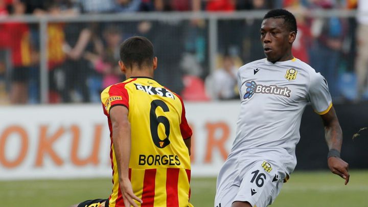 Teenage Hadebe dando pase ante la marca de Celso Borges en duelo entre Goztepe y Yeni Matalyaspor.