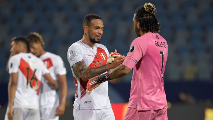 Pedro Gallese y Alexánder Callens celebran, tras la victoria de Perú sobre Colombia en Copa América.