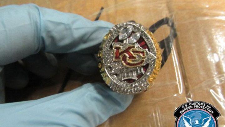 Anillo de campeón de los Chiefs falsificado