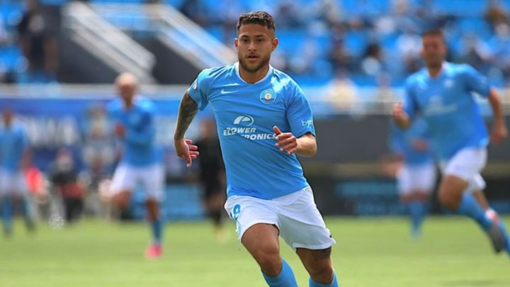 Joshua Pérez en control del balón durante de partido de Tercera División con UD Ibiza.