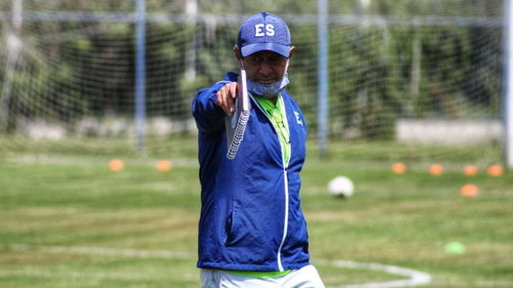 Hugo Pérez dando indicaciones en entrenamiento de El Salvador desde Croacia.