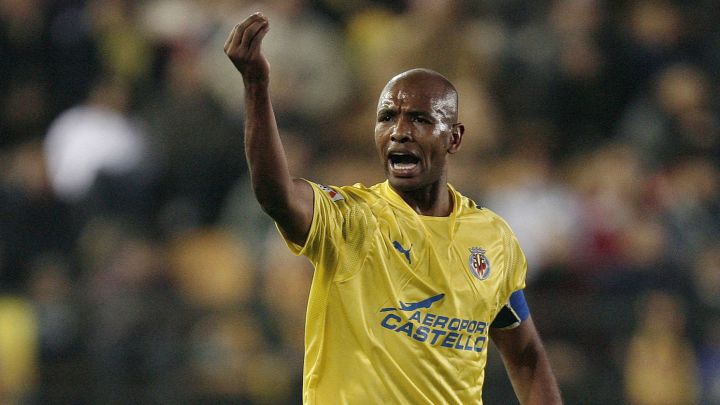 Marcos Senna en juego de Villarreal en La Liga.