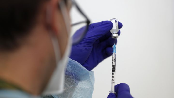 Enfermera prepara dosis de la vacuna contra COVID-19 de Johnson & Johnson