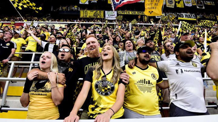 Aficionados de Nordecke cantando para Columbus Crew en el estreno del Lower.com Field ante New England Revolution.