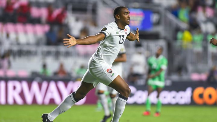 Reon Moore celebra el quinto gol de Trinidad y Tobago en juego preliminar de Copa Oro ante Montserrat.