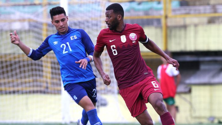 Bryan Tamacas buscando robarle el balón a Abdulaziz Hatim en amistoso de El Salvador contra Catar en Pula, Croacia.
