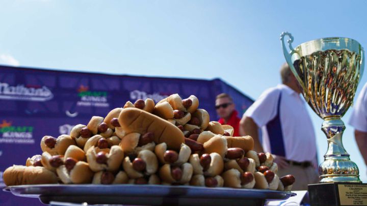 El concurso de comer hot dogs, la extraña tradición del 4 de julio en Estados Unidos