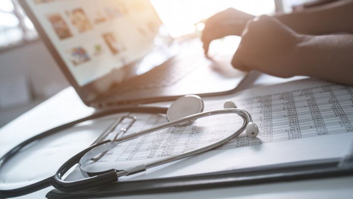 Foto ilustrativa de una persona solicitando un seguro médico