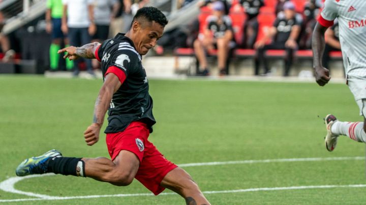 Andy Najar intenta disparo en duelo de D.C. United ante Toronto FC.