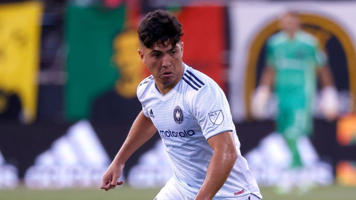 Ignacio Aliseda controla balón en duelo de Chicago Fire ante Columbus Crew.