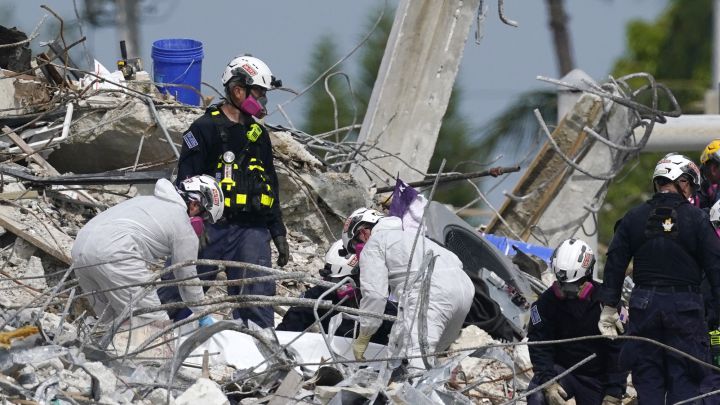 Equipos de búsqueda y rescate en el edificio colapsado en Surfside, Miami
