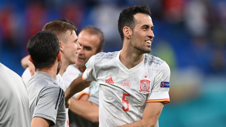 Sergio Busquets celebra el pase a cuartos de final de la Euro 2020 con España después de los penales ante Suiza.