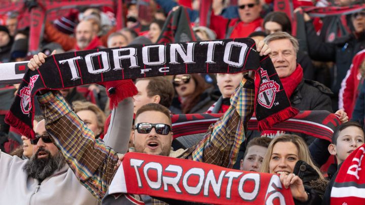 Aficionados de Toronto FC en partido de temporada regular ante NYCFC en 2020.