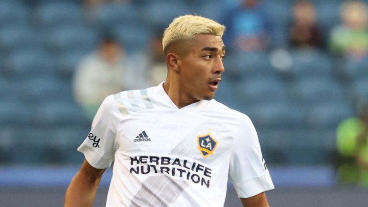 Julian Araujo en partido de LA Galaxy en contra de Seattle Sounders en el Lumen Field.
