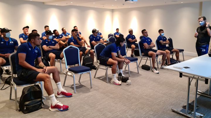 Hugo Pérez dando indicaciones a jugadores previo a duelo ante Qatar en Croacia.