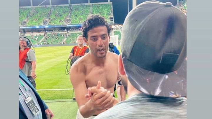 Carlos Vela se reencontró con Éver Guzmán y le regaló su jersey