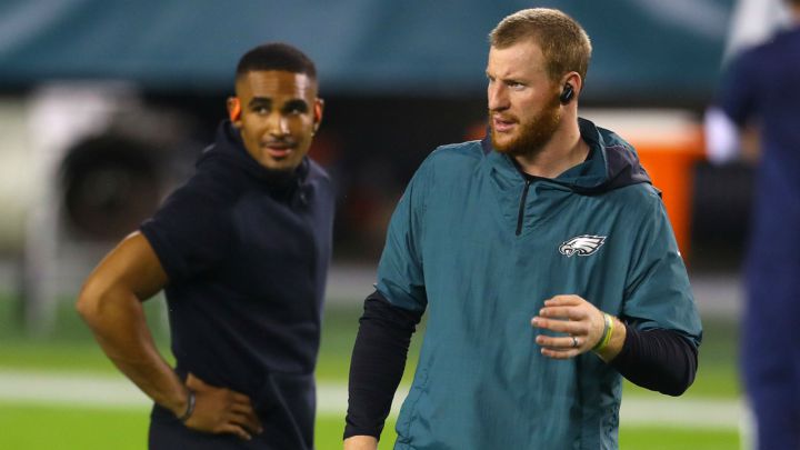 Jalen Hurts y Carson Wentz con los Eagles