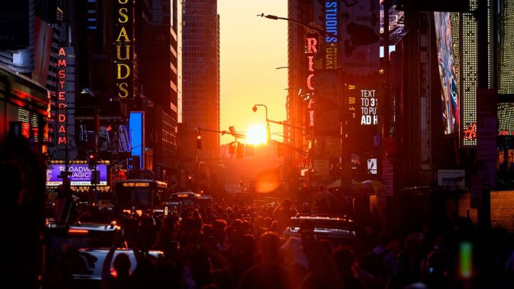 Personas observando el Manhattanhenge en las calles de Manhattan, Nueva York