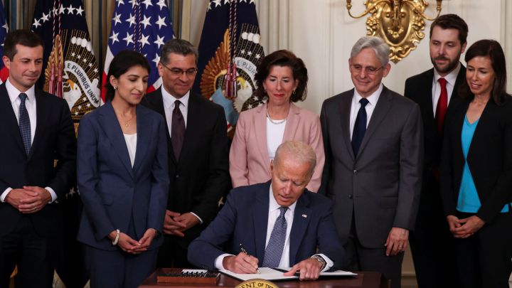 Presidente de los Estados Unidos, Joe Biden, firmando una órden ejecutiva