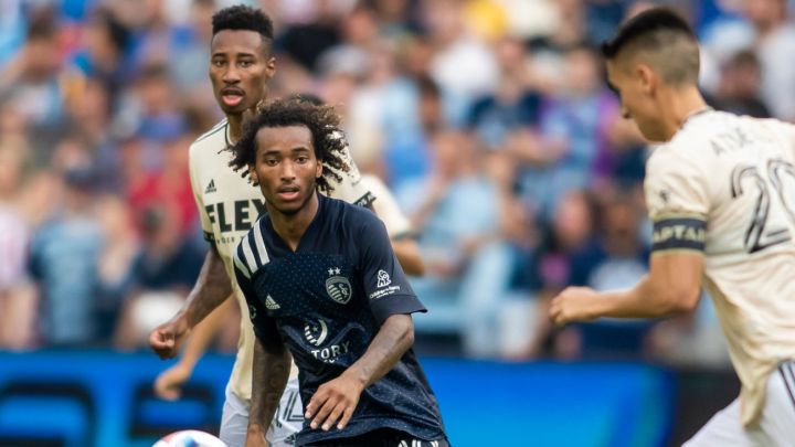 Gianluca Busio entre Mark-Anthony Kaye y Eduard Atuesta durante partido de Sporting Kansas City contra LAFC.