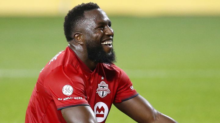 Jozy Altidore se ríe durante un fallo que cometió en duelo entre Toronto FC y Montréal Impact en 2020.