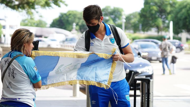 Selección de Guatemala atiende a aficionados a las afueras de su hotel tras llegar a Dallas, Texas, para la Copa Oro 2021.