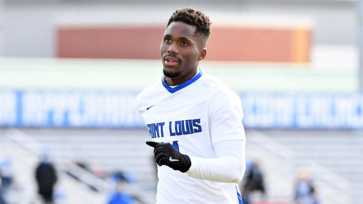 Patrick Weah en partido de St. Louis University.