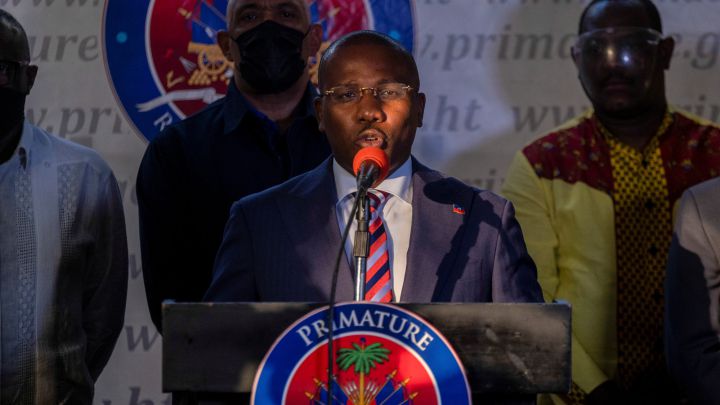 El primer ministro interino de Haití, Claude Joseph, habla durante una conferencia de prensa tras el asesinato del presidente Jovenel Moise