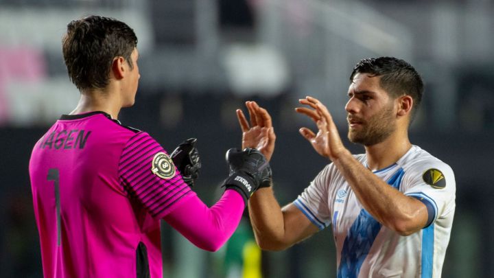 José Pinto y Nicholas Hagen reunidos tras derrota de Guatemala ante Guadalupe en Preliminares de Copa Oro 2021..