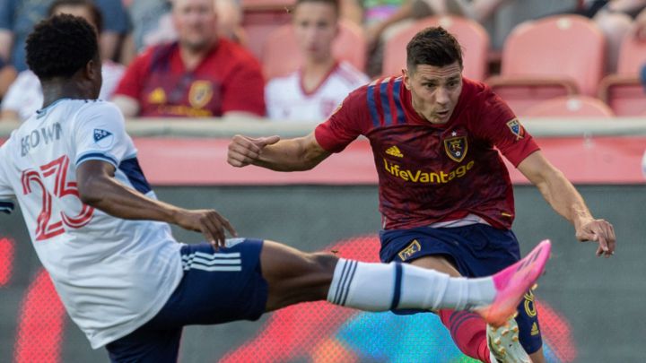 Damir Kreilach disparando en partido entre Real Salt Lake y Vancouver Whitecaps.