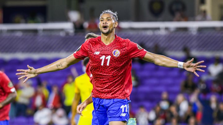 Ariel Lassiter celebra su gol 2-0 de Costa Rica durante el partido Costa Rica vs Guadalupe, correspondiente al Grupo C de la Copa Oro de la CONCACAF 2021, en el Exploria Stadium, el 12 de Julio de 2021.