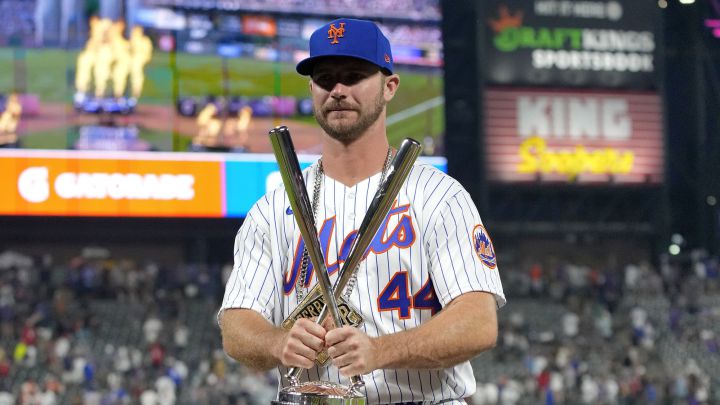 Pete Alonso con trofeo del Home Run Derby