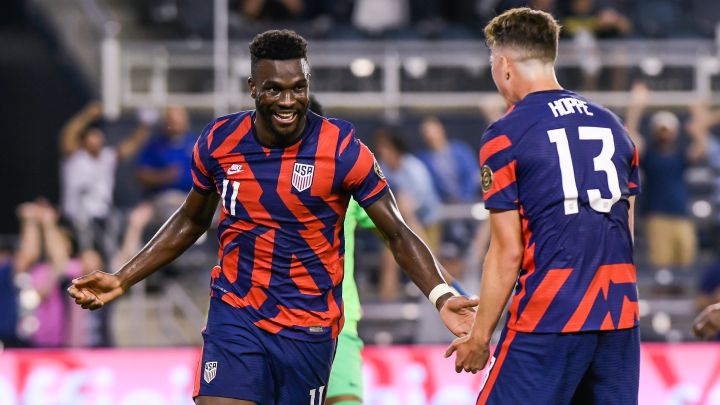 Daryl Dike celebra su segundo gol como seleccionado estadounidense.