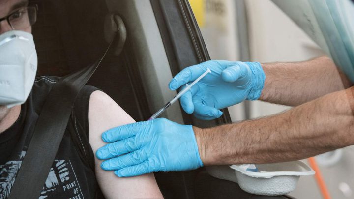 Hombre siendo vacunado contra el coronavirus