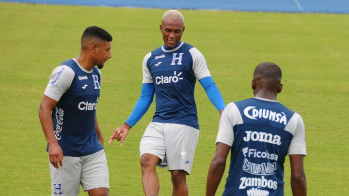 Deybi Flores y Honduras entrenando en la Universidad de Houston durante la Copa Oro 2021.