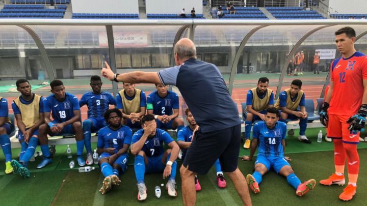 Miguel Falero da indicaciones a Selección Sub-23 de Honduras en descanso de juego ante Alemania en Japón.