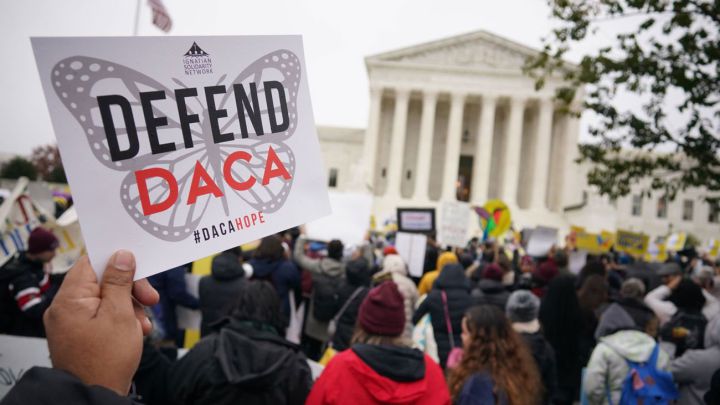 Activistas de los derechos de los inmigrantes participan en una manifestación frente a la Corte Suprema de Estados Unidos para defender el programa DACA