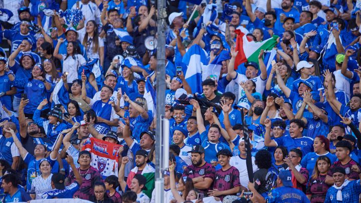 Afición de El Salvador fue mayoría en el duelo de la 'Selecta' ante México