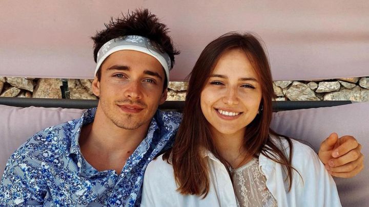 Charles Leclerc, piloto de Scuderia Ferrari en Fórmula 1 y su novia, Charlotte Siné