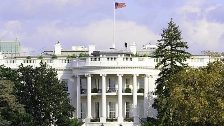 Funcionario de la Casa Blanca y asistente de Pelosi, ambos completamente vacunados, dan positivo por COVID