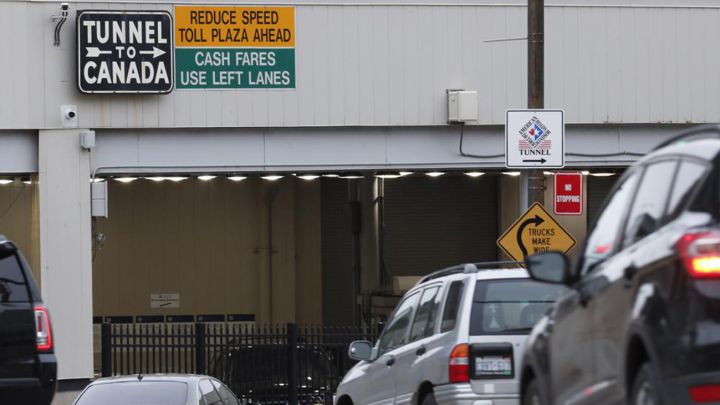 Vehículos ingresan al Túnel Detroit-Windsor en Detroit para viajar a Canadá.