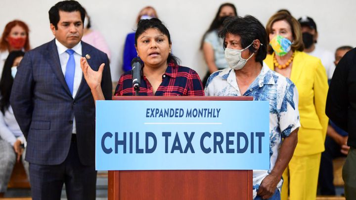 Padres de familia en un evento de Créditor Tributario por Hijos, junto a Nancy Pelosi y al represnetante Jimmy Gomez