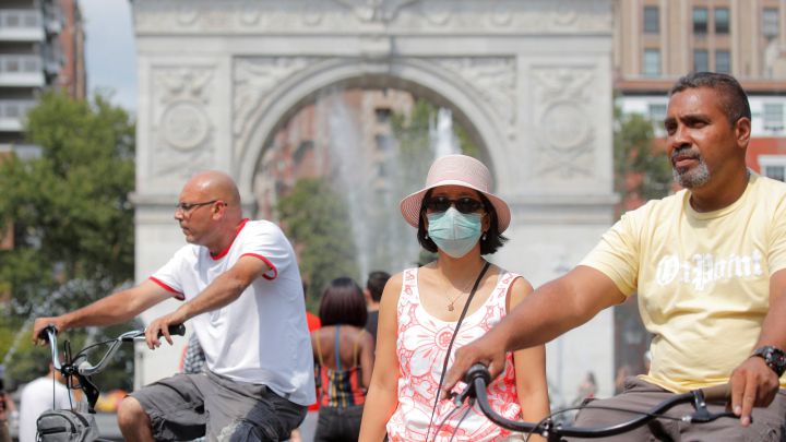 Una mujer usa una mascarilla, mientras continúan aumentando los casos de la variante delta infeccioso de COVID-19, en Washington Square Park en Nueva York.