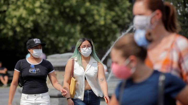 Personas en la calle usando masacarillas