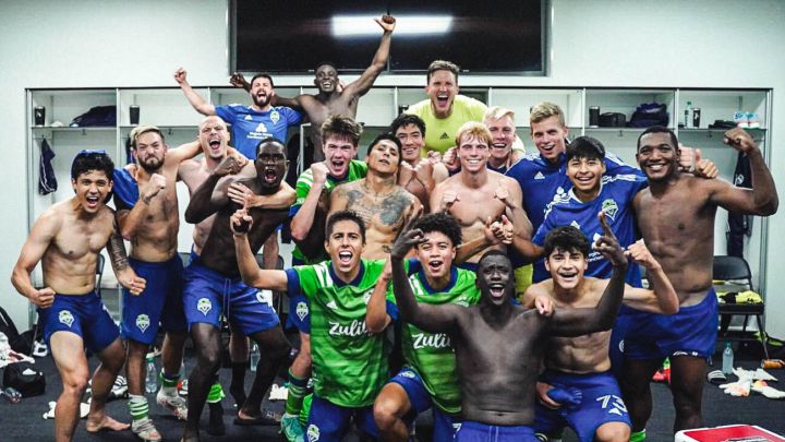 Equipo de Seattle Sounders celebra en el vestidor tras vencer a Austin FC como visitantes.