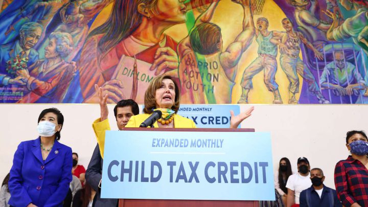 Nancy Pelosi habla en una conferencia de prensa sobre el Crédito Tributario por Hijos
