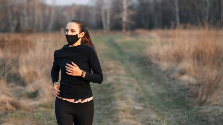 Mujer corriendo por el campo