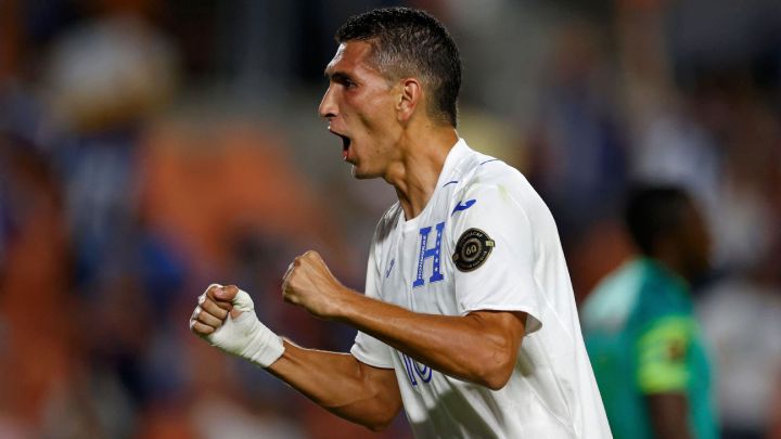 Johnny Leverón festejando un gol con Honduras