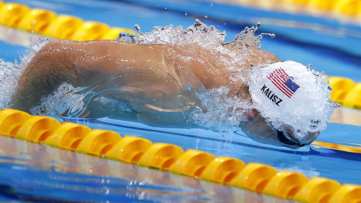 Chase Kalisz de USA compitiendo durante los 400m individuales en natación en Tokio 2020