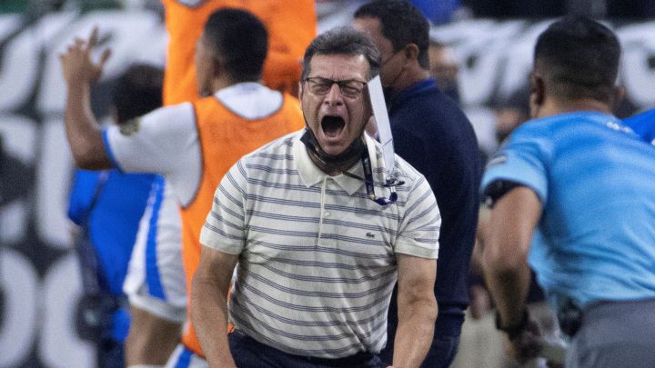 Hugo Pérez no culpa al arbitraje por eliminación de El Salvador